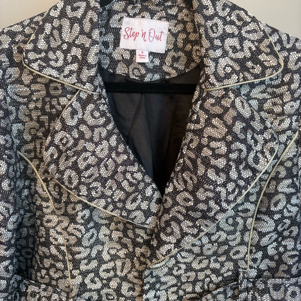 Women's Leopard Print Jacket - Picture 5 of 15
